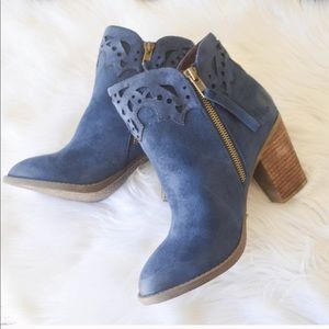 NWOT not rated booties blue faux suede